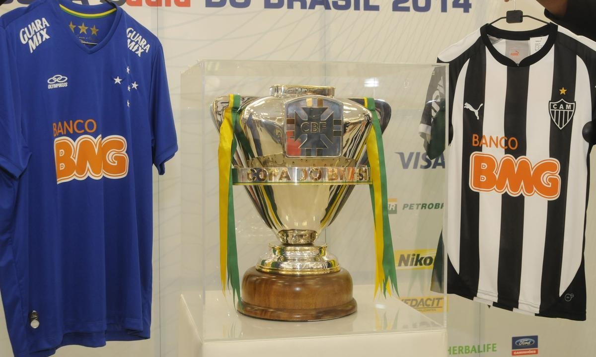 Fotos da taa da Copa do Brasil em shopping de BH
