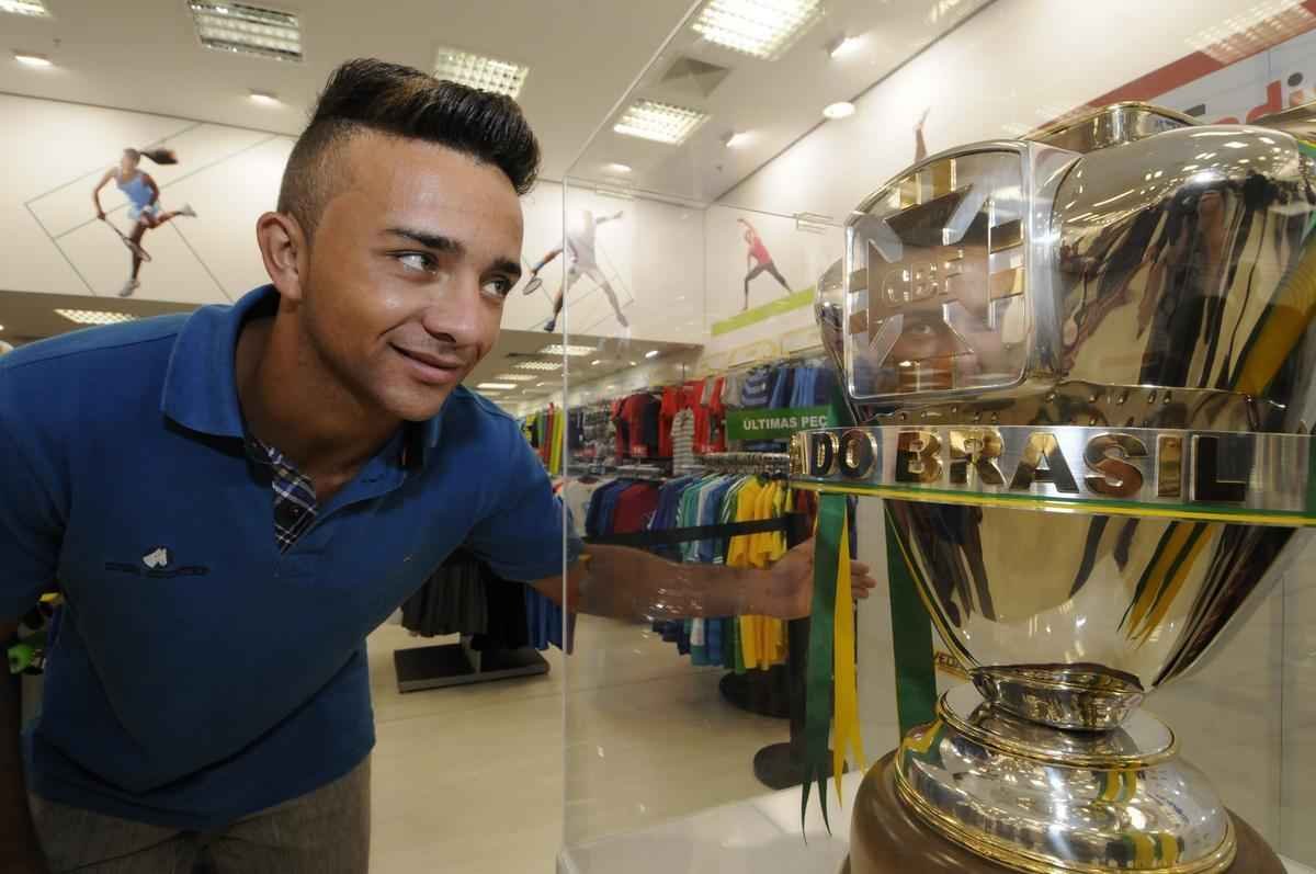 Fotos da taa da Copa do Brasil em shopping de BH