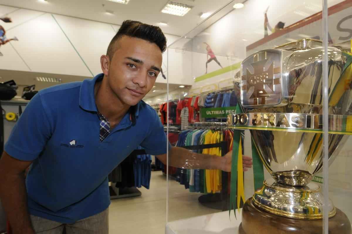 Fotos da taa da Copa do Brasil em shopping de BH