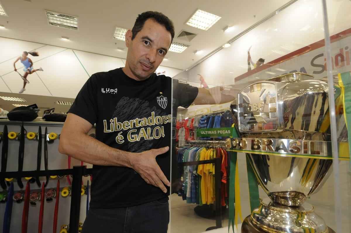 Fotos da taa da Copa do Brasil em shopping de BH