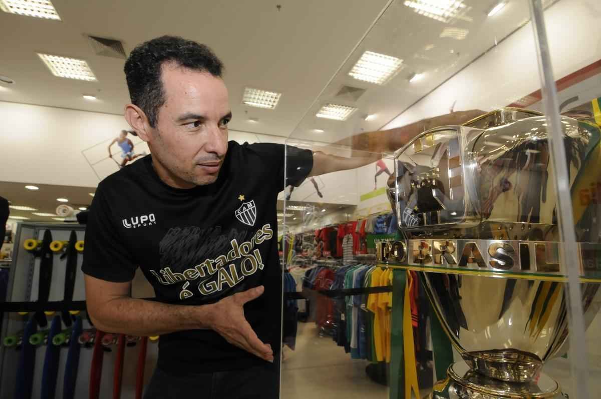 Fotos da taa da Copa do Brasil em shopping de BH