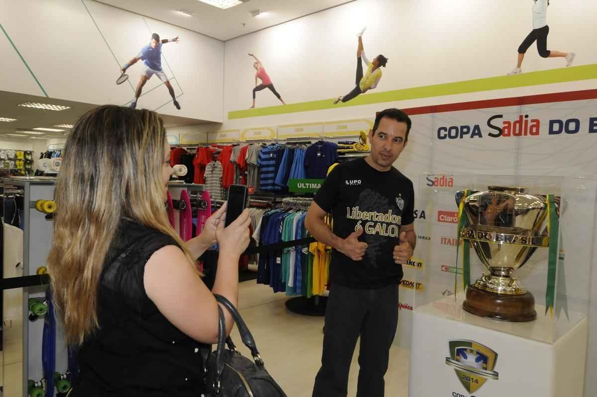 Fotos da taa da Copa do Brasil em shopping de BH