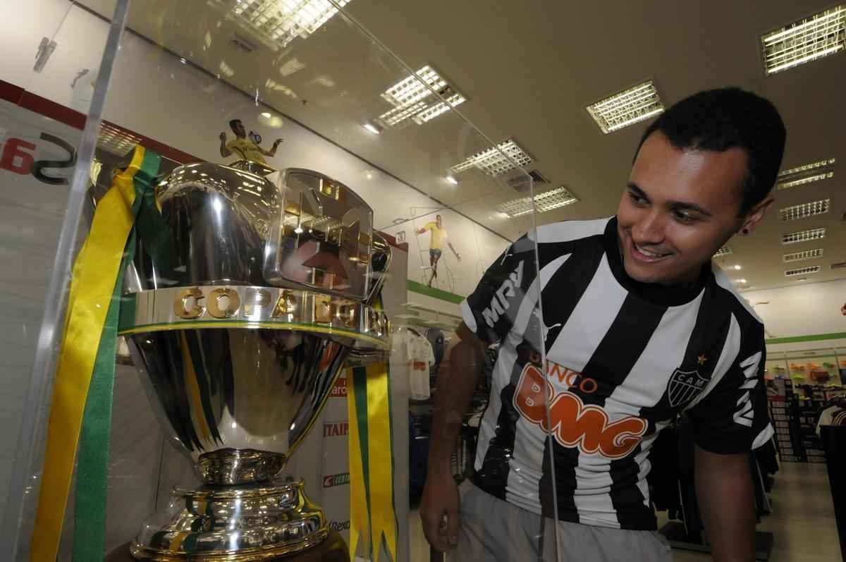 Fotos da taa da Copa do Brasil em shopping de BH