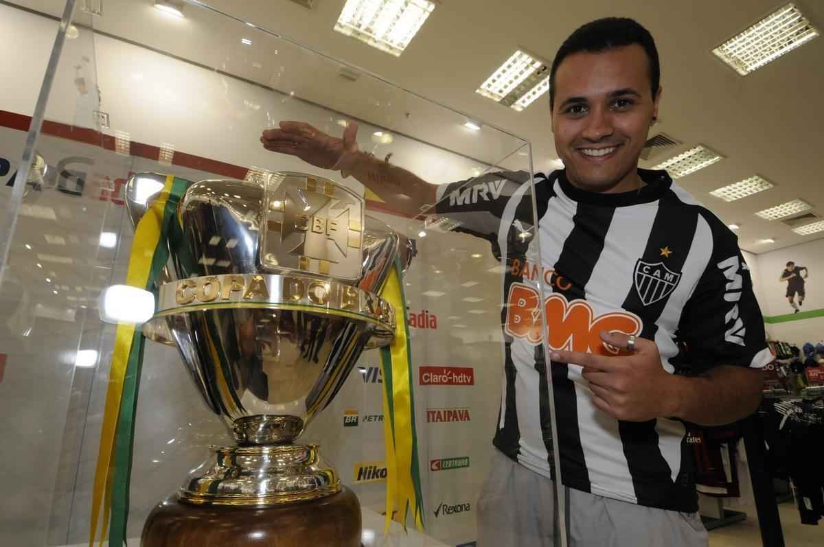 Fotos da taa da Copa do Brasil em shopping de BH