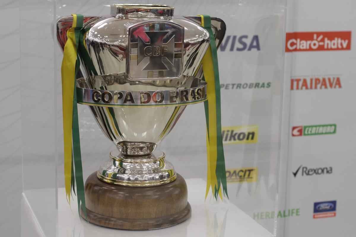 Fotos da taa da Copa do Brasil em shopping de BH