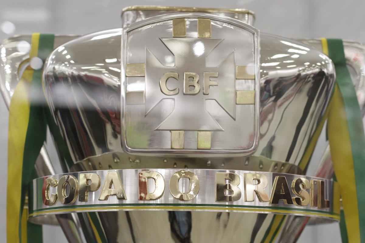 Fotos da taa da Copa do Brasil em shopping de BH