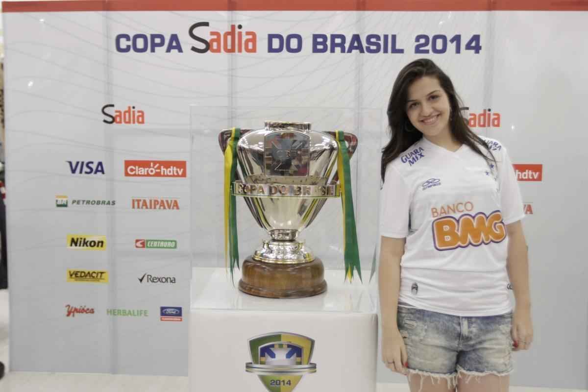 Fotos da taa da Copa do Brasil em shopping de BH