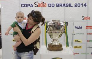 Fotos da taa da Copa do Brasil em shopping de BH