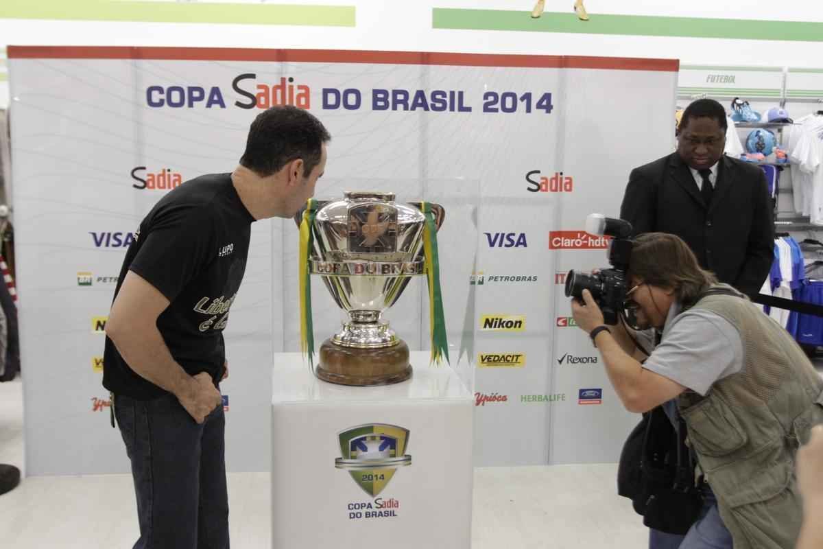 Fotos da taa da Copa do Brasil em shopping de BH