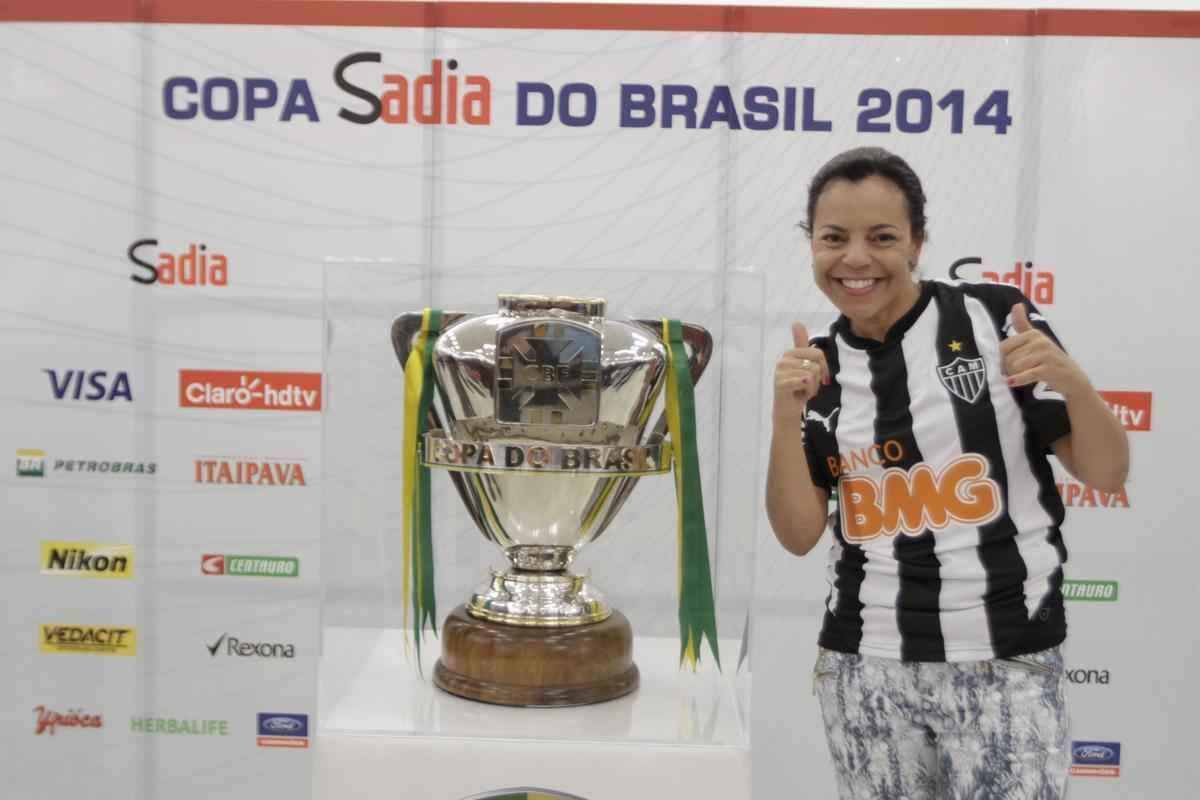 Fotos da taa da Copa do Brasil em shopping de BH