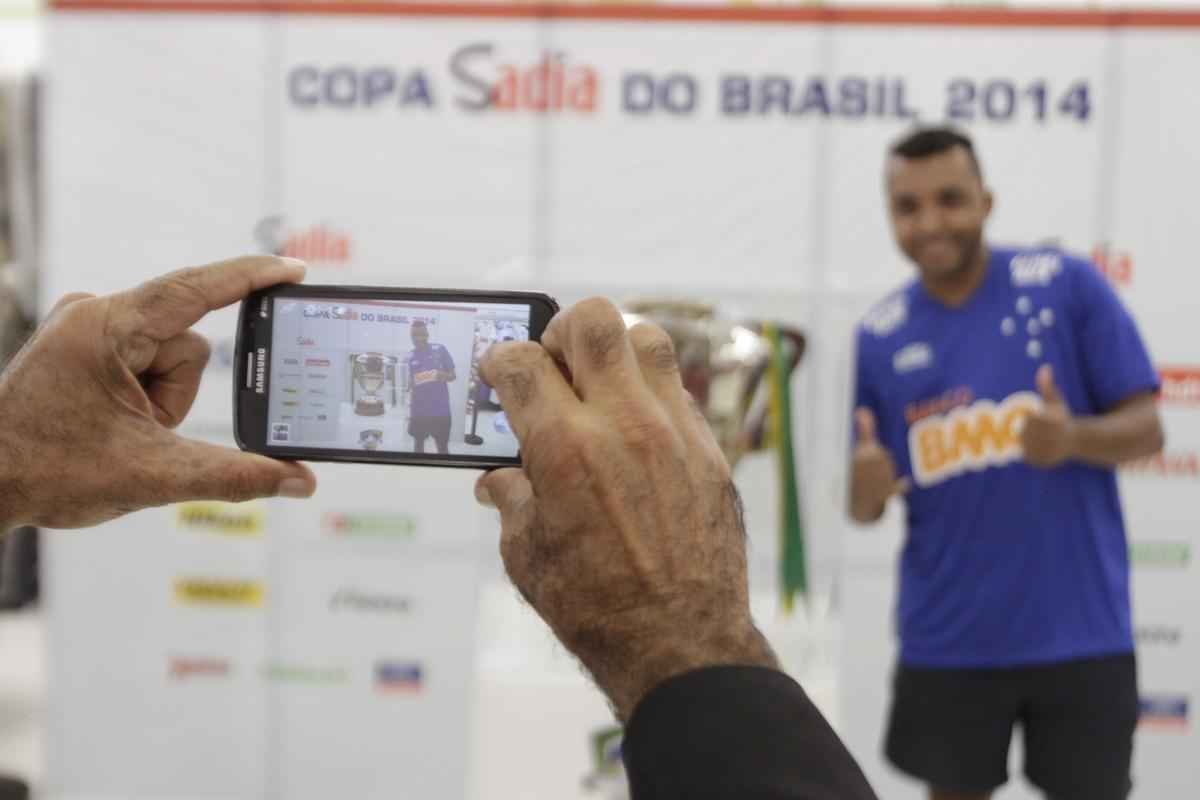 Fotos da taa da Copa do Brasil em shopping de BH