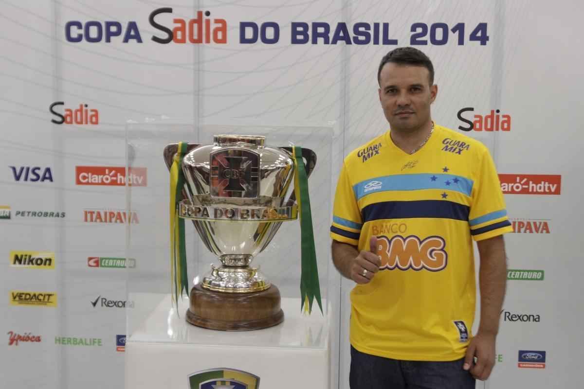 Fotos da taa da Copa do Brasil em shopping de BH
