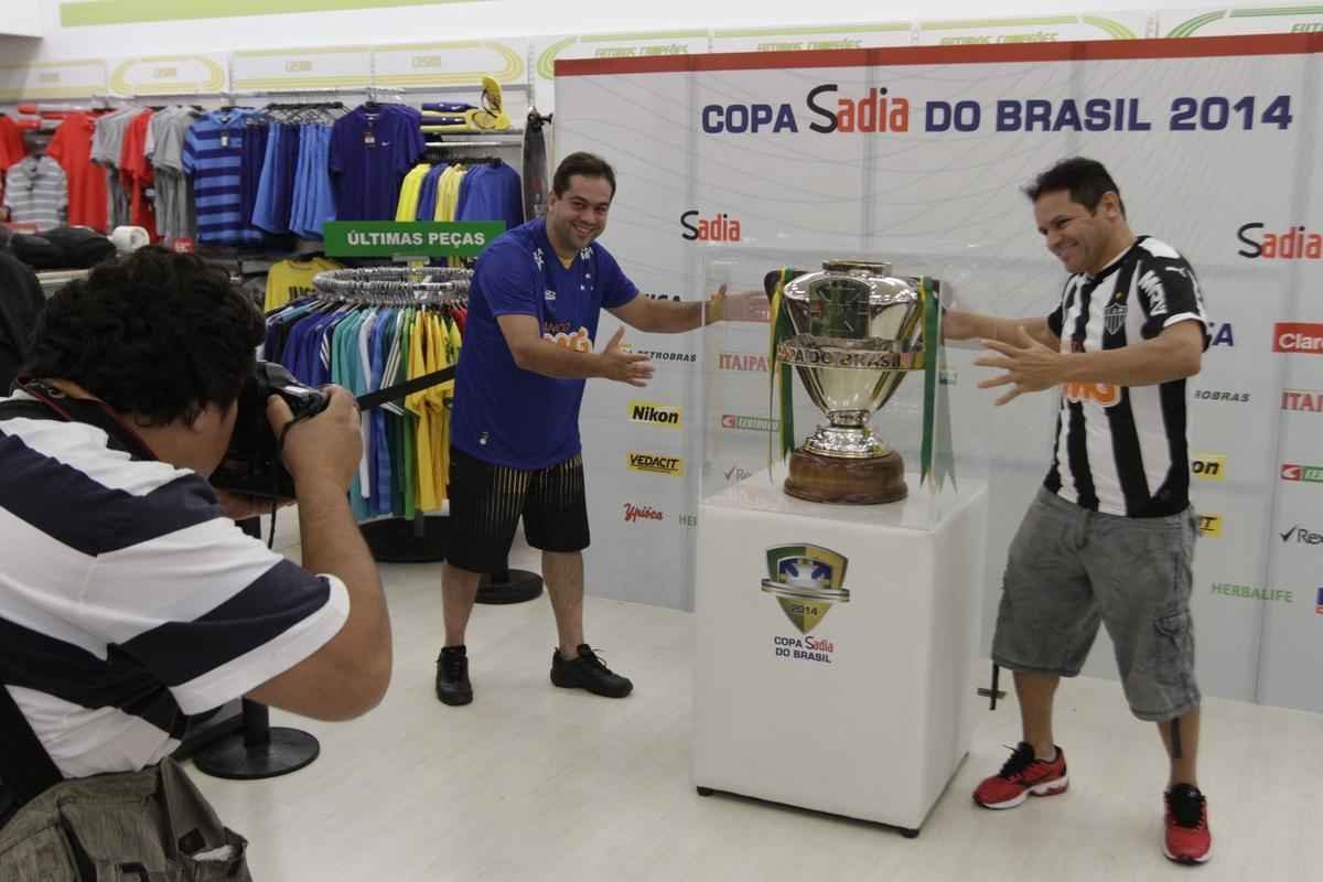 Fotos da taa da Copa do Brasil em shopping de BH