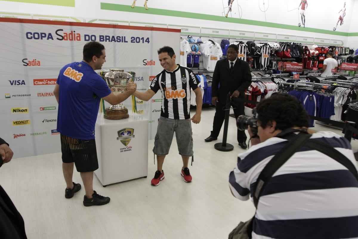 Fotos da taa da Copa do Brasil em shopping de BH