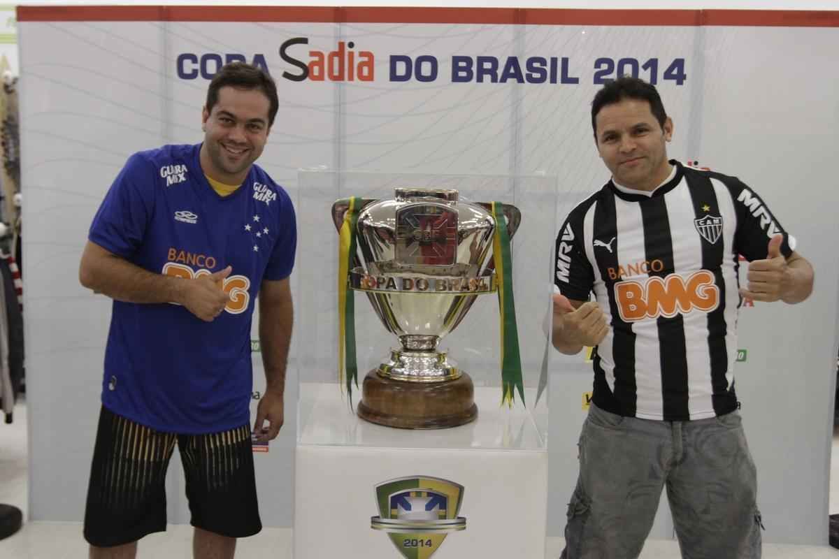 Fotos da taa da Copa do Brasil em shopping de BH