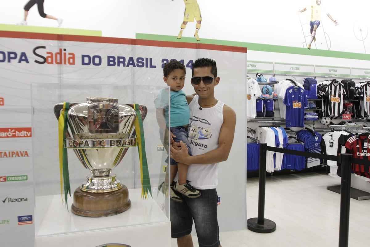 Fotos da taa da Copa do Brasil em shopping de BH