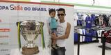 Fotos da taa da Copa do Brasil em shopping de BH