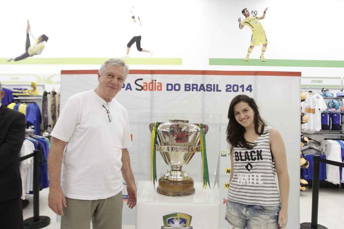 Fotos da taa da Copa do Brasil em shopping de BH
