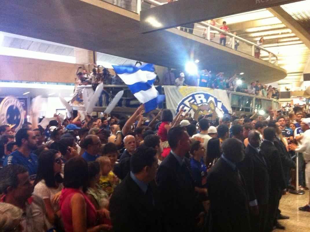 Cerca de 400 cruzeirenses, segundo estimativa da PM, compareceram ao Aeroporto de Confins