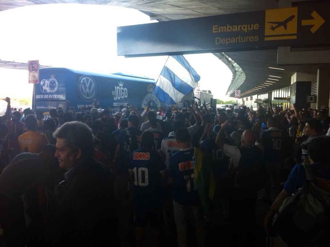 Cerca de 400 cruzeirenses, segundo estimativa da PM, compareceram ao Aeroporto de Confins