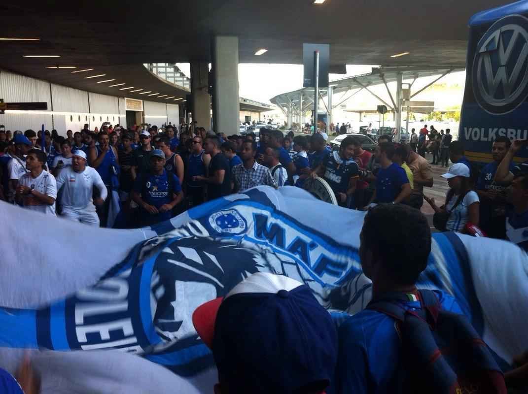Cerca de 400 cruzeirenses, segundo estimativa da PM, compareceram ao Aeroporto de Confins