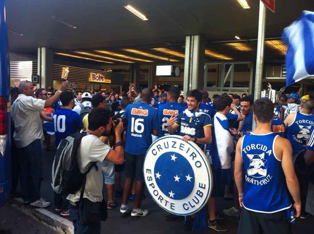 Cerca de 400 cruzeirenses, segundo estimativa da PM, compareceram ao Aeroporto de Confins