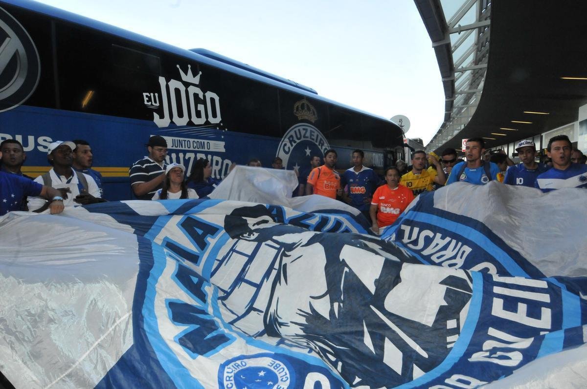 Cerca de 400 cruzeirenses, segundo estimativa da PM, compareceram ao Aeroporto de Confins