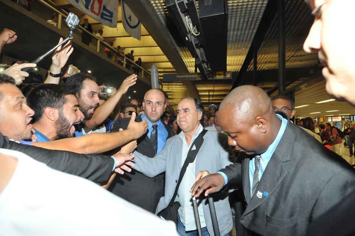 Cerca de 400 cruzeirenses, segundo estimativa da PM, compareceram ao Aeroporto de Confins