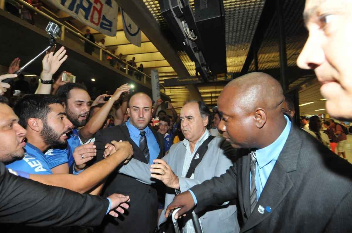 Cerca de 400 cruzeirenses, segundo estimativa da PM, compareceram ao Aeroporto de Confins