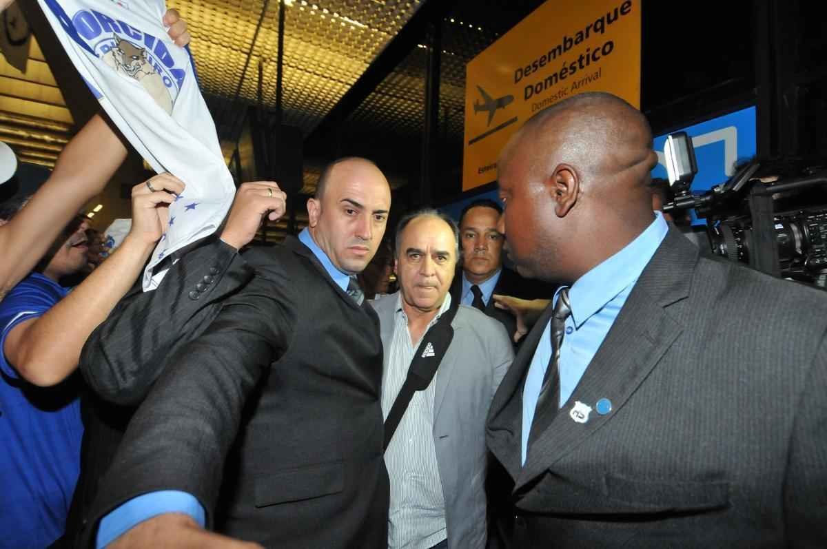 Cerca de 400 cruzeirenses, segundo estimativa da PM, compareceram ao Aeroporto de Confins