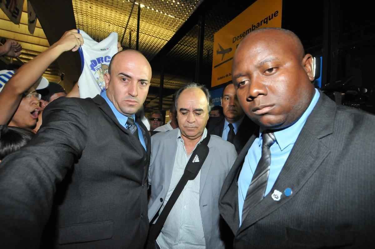 Cerca de 400 cruzeirenses, segundo estimativa da PM, compareceram ao Aeroporto de Confins