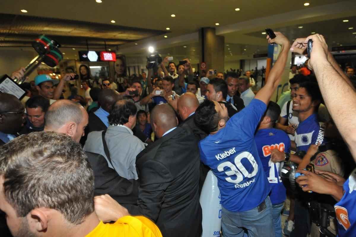 Cerca de 400 cruzeirenses, segundo estimativa da PM, compareceram ao Aeroporto de Confins