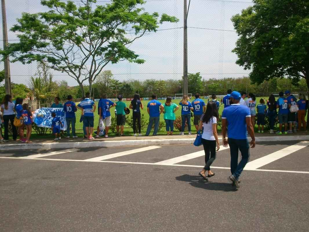 Centenas de torcedores celestes foram ao provvel 'treino do tetra' na Toca da Raposa II