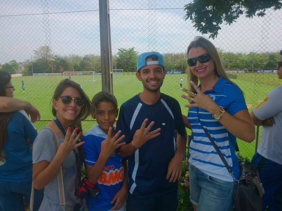 Centenas de torcedores celestes foram ao provvel 'treino do tetra' na Toca da Raposa II