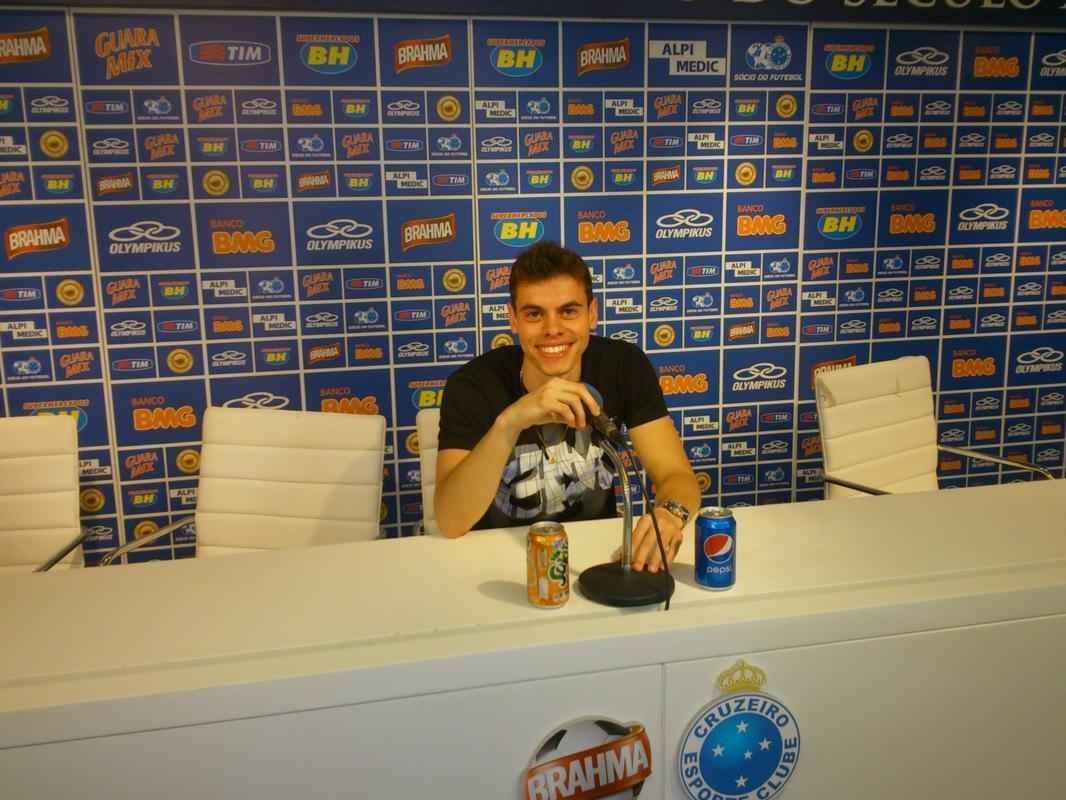 Centenas de torcedores celestes foram ao provvel 'treino do tetra' na Toca da Raposa II