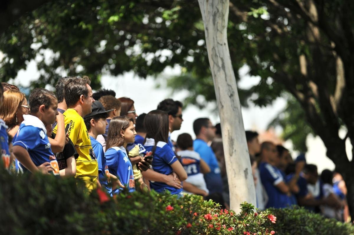 Centenas de torcedores celestes foram ao provvel 'treino do tetra' na Toca da Raposa II