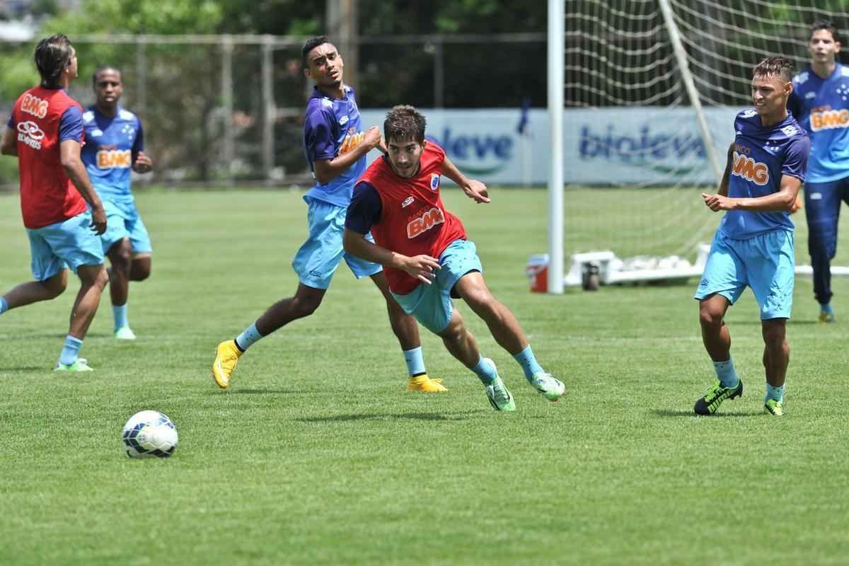 Centenas de torcedores celestes foram ao provvel 'treino do tetra' na Toca da Raposa II
