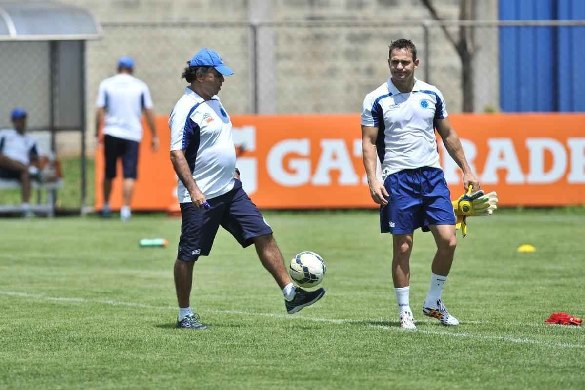 Centenas de torcedores celestes foram ao provvel 'treino do tetra' na Toca da Raposa II