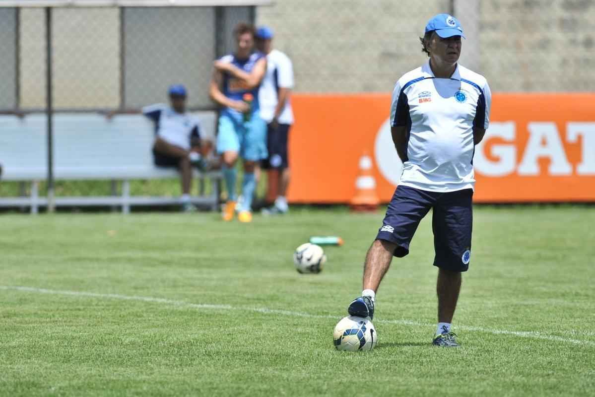 Centenas de torcedores celestes foram ao provvel 'treino do tetra' na Toca da Raposa II