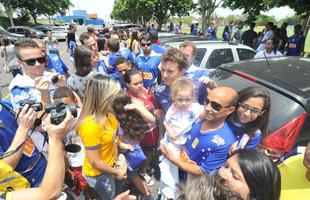 Centenas de torcedores celestes foram  Toca da Raposa II neste sbado para acompanhar o ltimo treino do Cruzeiro antes de pegar o Gois