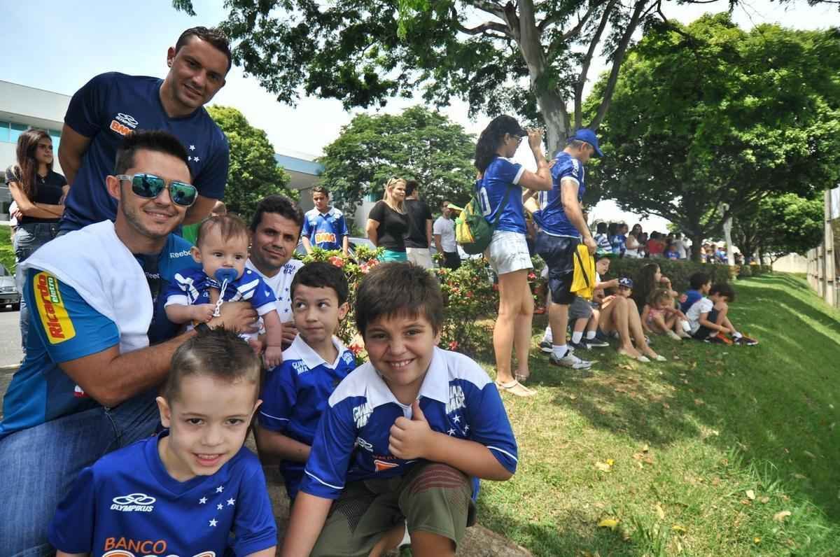 Centenas de torcedores celestes foram ao provvel 'treino do tetra' na Toca da Raposa II