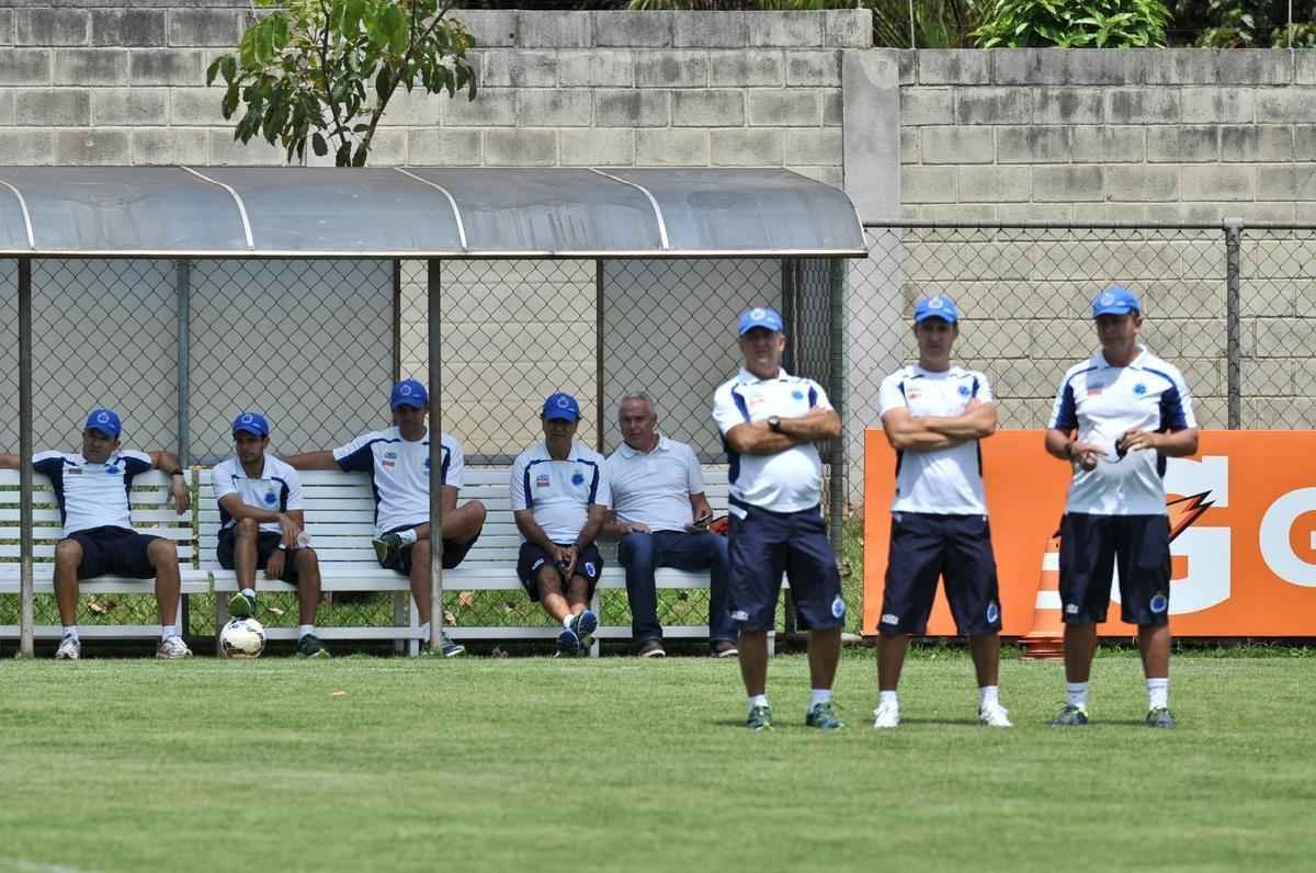 Centenas de torcedores celestes foram ao provvel 'treino do tetra' na Toca da Raposa II