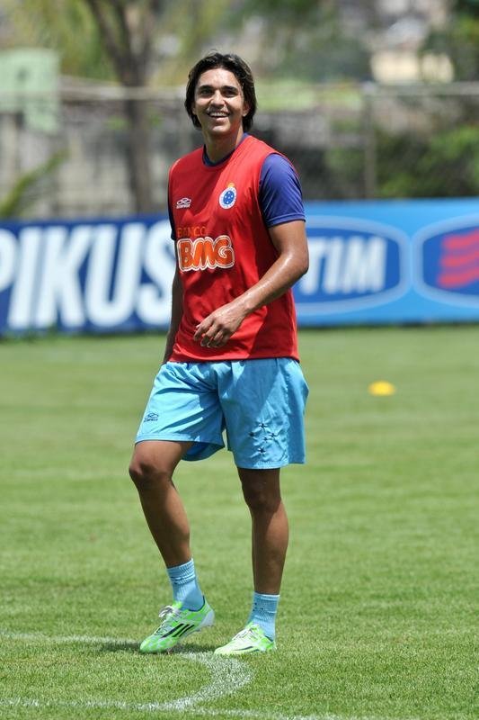 Centenas de torcedores celestes foram ao provvel 'treino do tetra' na Toca da Raposa II