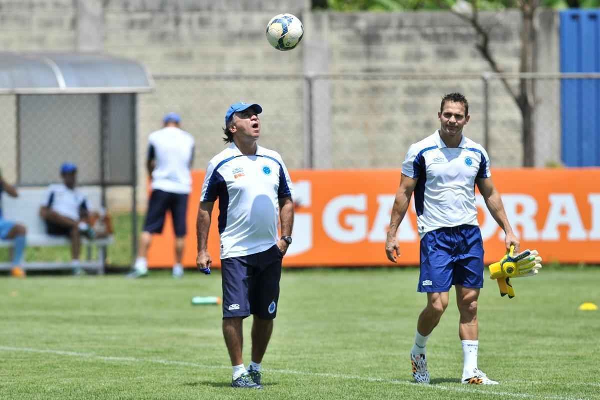 Centenas de torcedores celestes foram ao provvel 'treino do tetra' na Toca da Raposa II