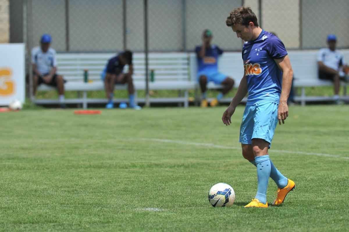 Centenas de torcedores celestes foram ao provvel 'treino do tetra' na Toca da Raposa II