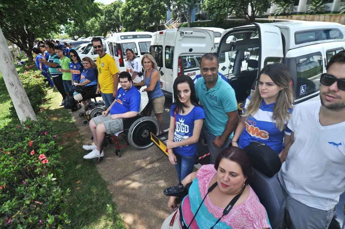 Centenas de torcedores celestes foram ao provvel 'treino do tetra' na Toca da Raposa II