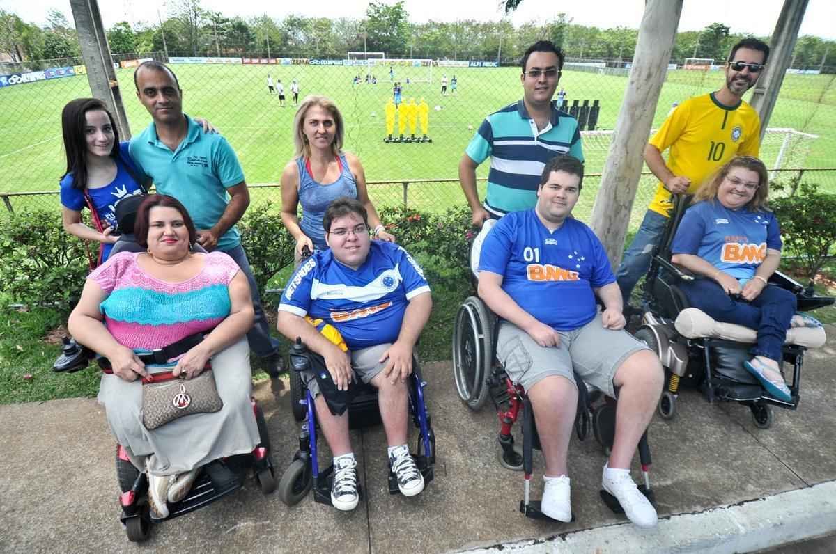 Centenas de torcedores celestes foram ao provvel 'treino do tetra' na Toca da Raposa II