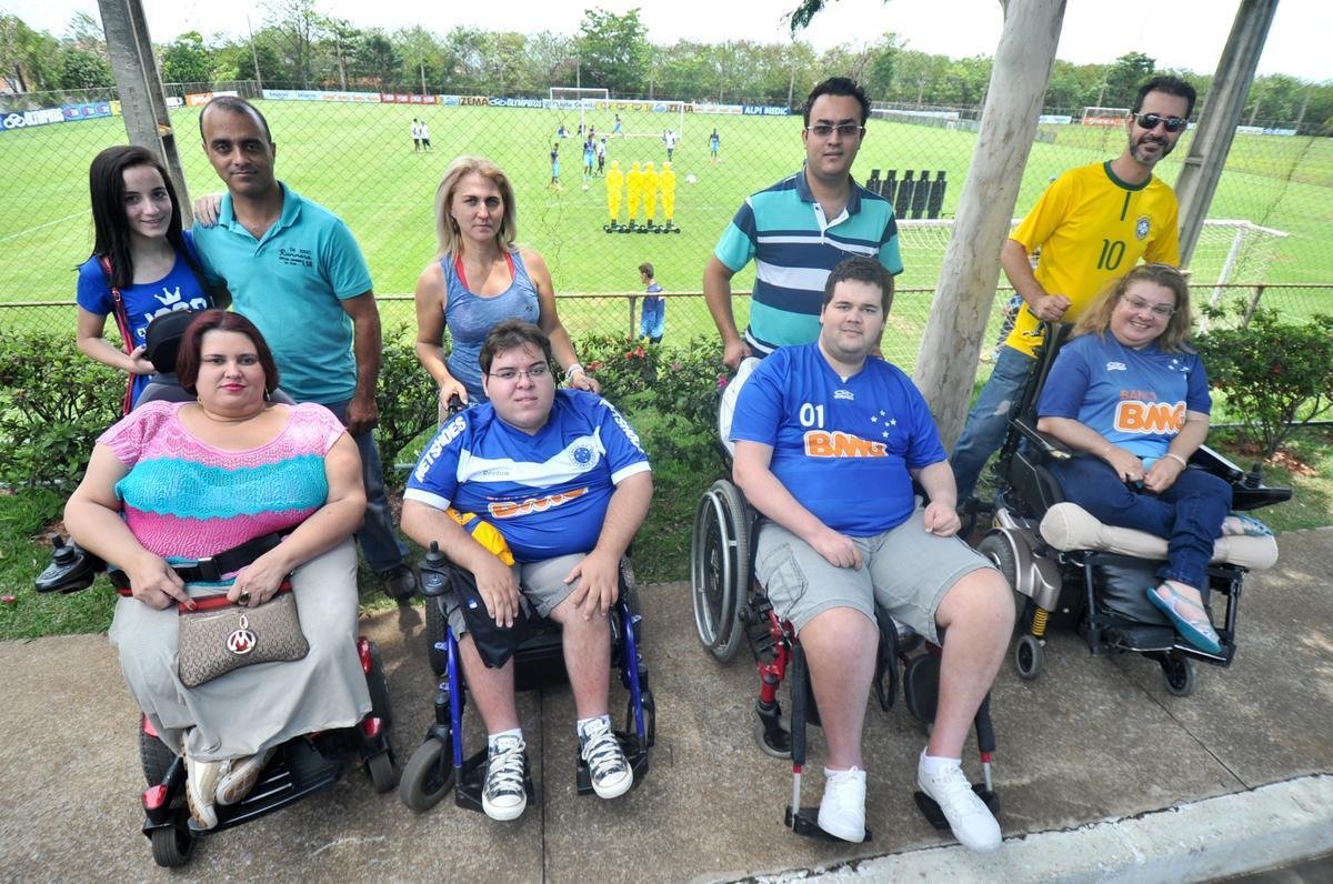 Centenas de torcedores celestes foram ao provvel 'treino do tetra' na Toca da Raposa II