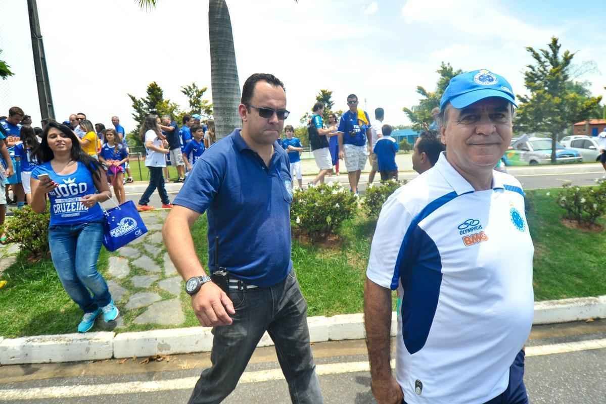 Centenas de torcedores celestes foram ao provvel 'treino do tetra' na Toca da Raposa II