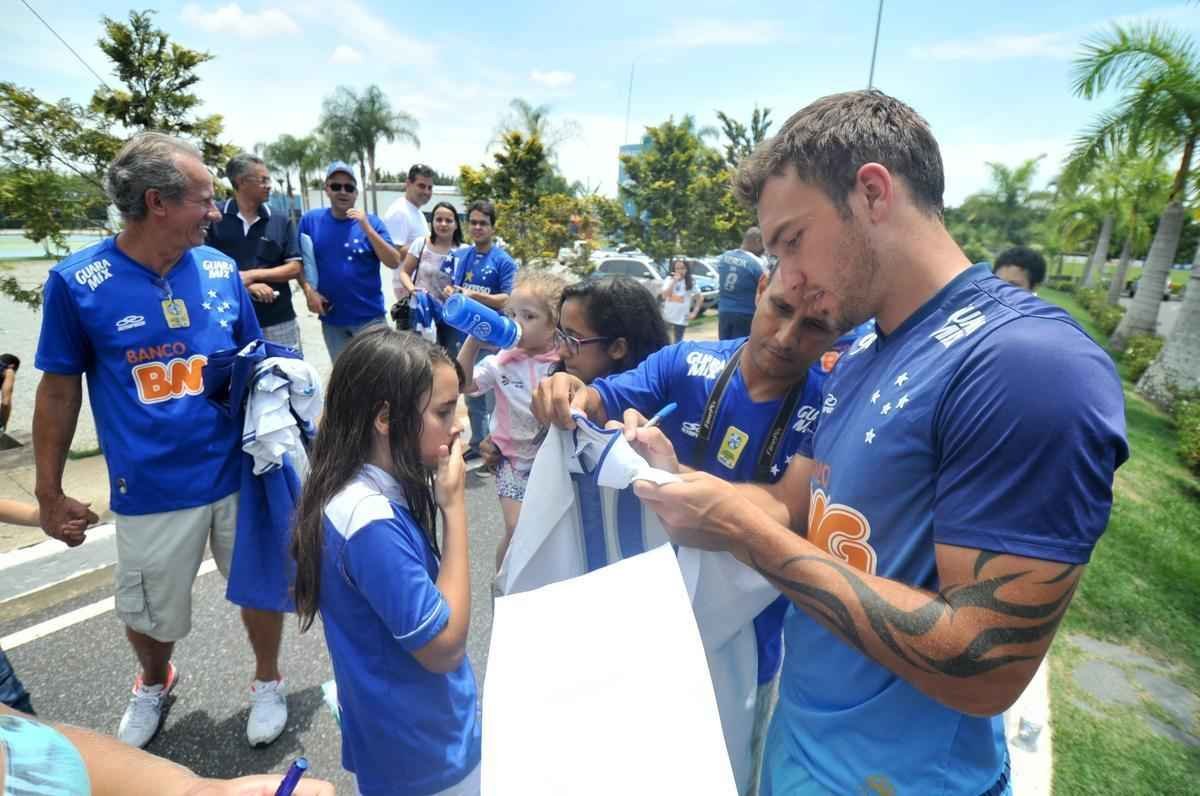 Centenas de torcedores celestes foram ao provvel 'treino do tetra' na Toca da Raposa II